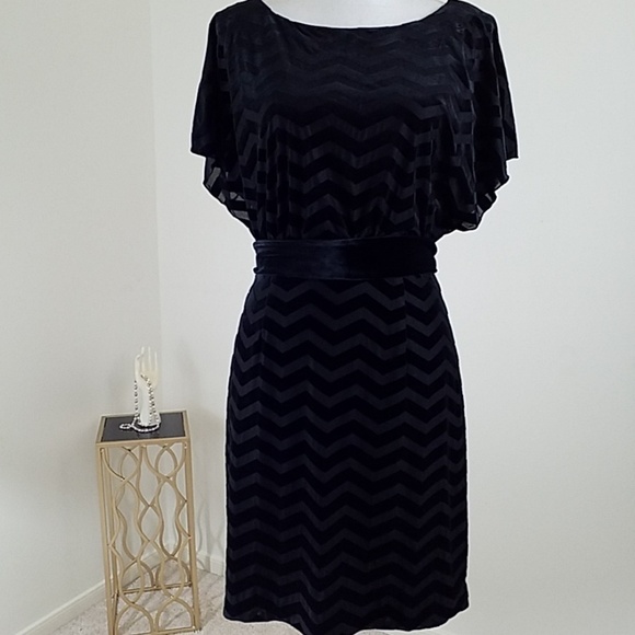 WHBM~Size XS~Black w/Zigzag Texture Belted Dress. - Picture 6 of 12